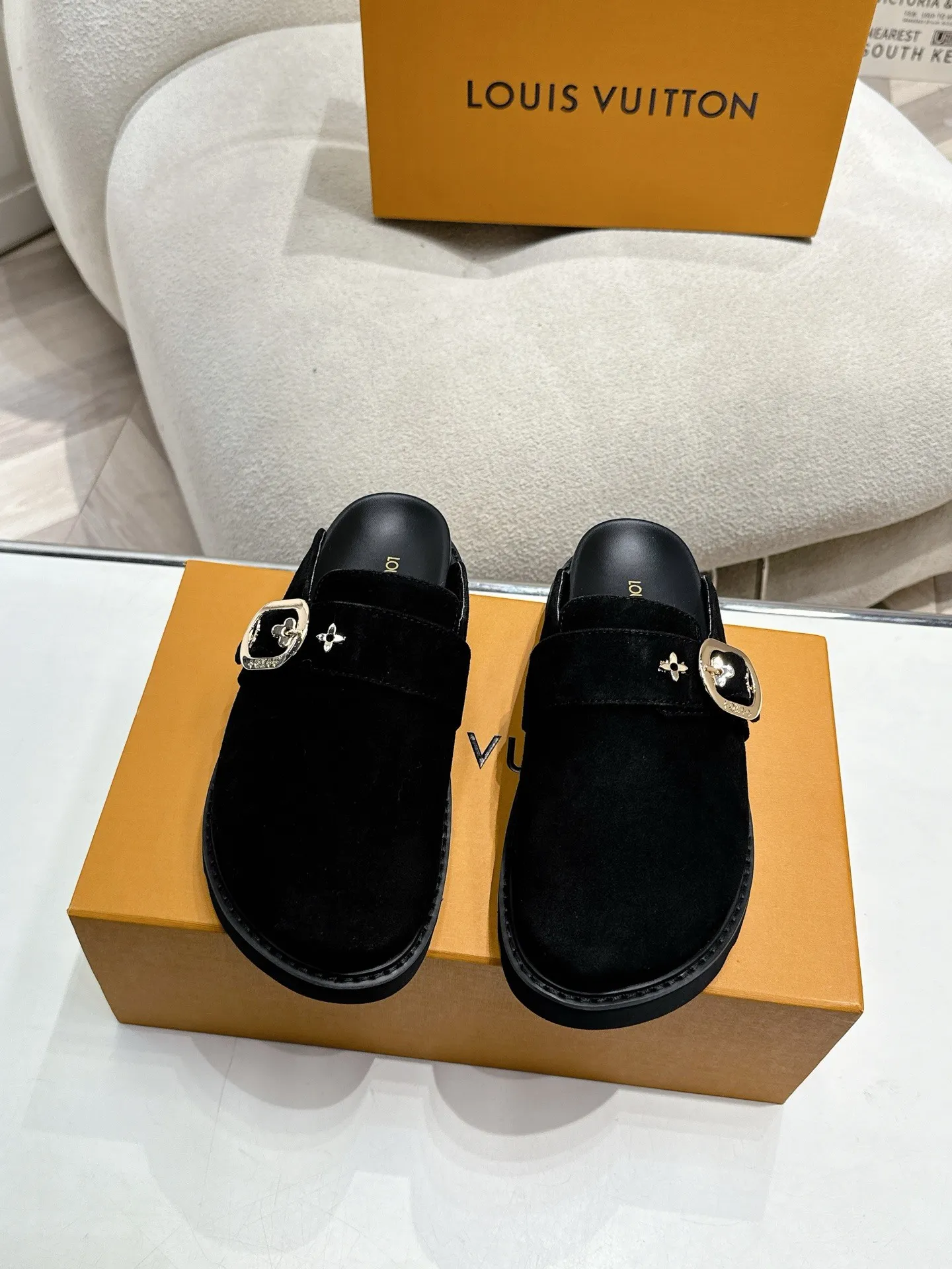 👟👟Ex-factory price 520👟👟 /lv new Baotou half-drag winterbreak comfert flat slippers lv letter and monogram floral embellished leather surface, with sheepskin lining, suitable for indoor and outdoor wear. The water table is made of high-density foam material, which is light and comfortable. The sole has a certain thickness and the heightening effect is also good! Boutique size:35-46